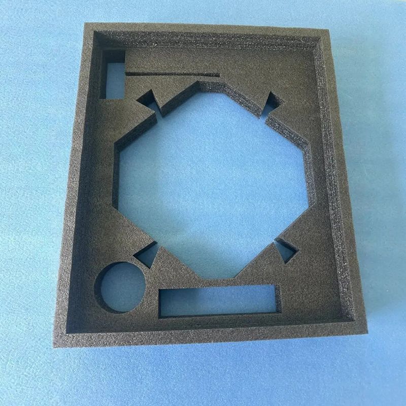 Ложемент из вспененного полиэтилена по чертежам заказчика для сложных приборов, электроники и инструментов с нестандартной геометрией.