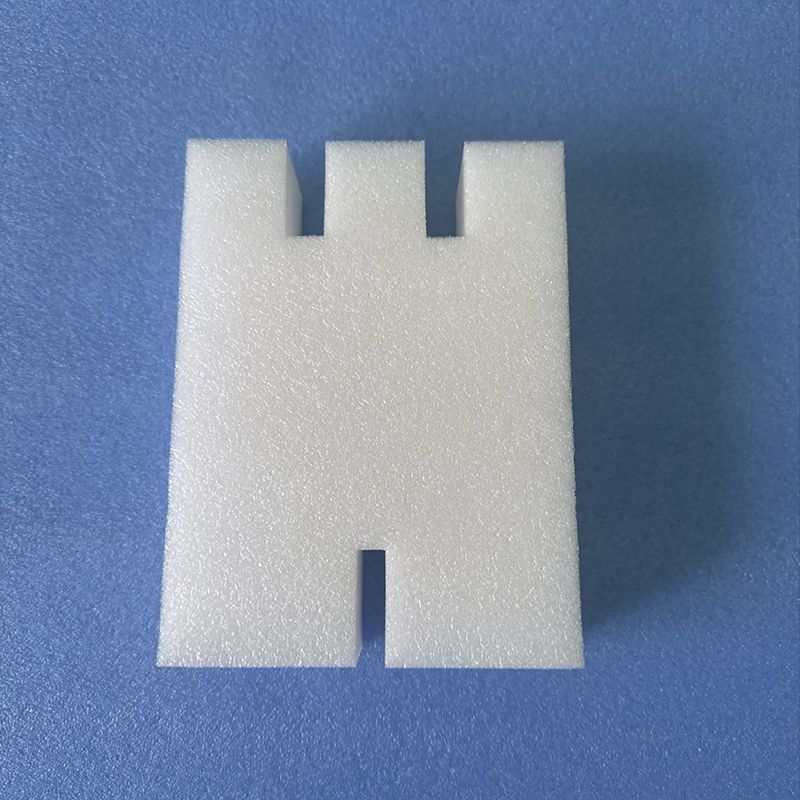 Ложемент сложной геометрической формы из вспененного полиэтилена, изготовленный по индивидуальным лекалам заказчика. Точное повторение контуров изделия для максимальной защиты.