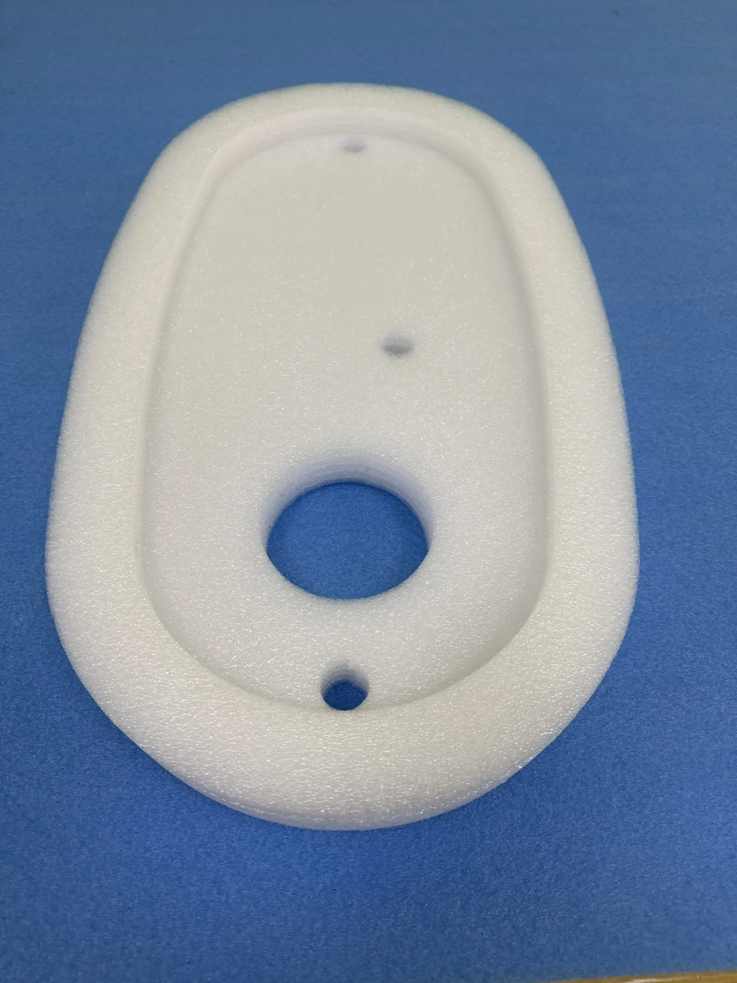 Кастомный ложемент под сложную форму оборудования. Изготовлен по размерам клиента из пенополиэтилена ПЕНОЛИН.