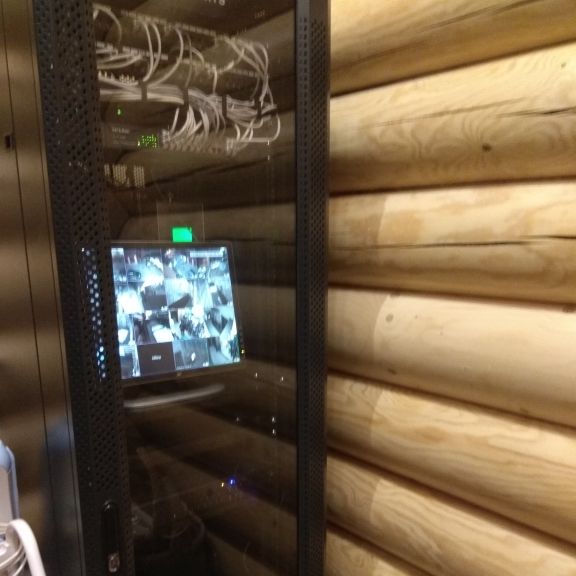 В частном доме построена структурированная кабельная сеть, на ее базе поднята сеть WiFi, телевидения, видеонаблюдения, IP домофонии. Так же установлена и настроена система усиления сотовой связи.