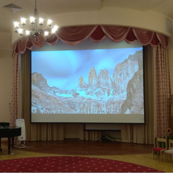 Установка проекционного экрана Draper Rolleramic в детском саду Павловской Гимназии