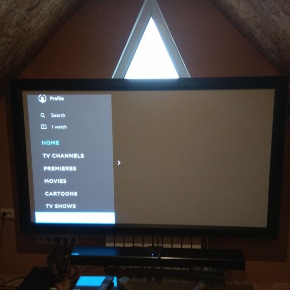 Домашний кинотеатр на мансардном этаже в частном доме. Система построена на базе проектора Epson, соундбара Samsung и плеера Dune.