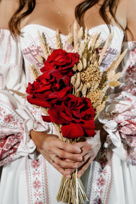 Образ невесты в русском стиле, букет невесты аля-рус, концептуальный свадебный декор с элементами русского стиля, дизайнерское оформление свадьбы