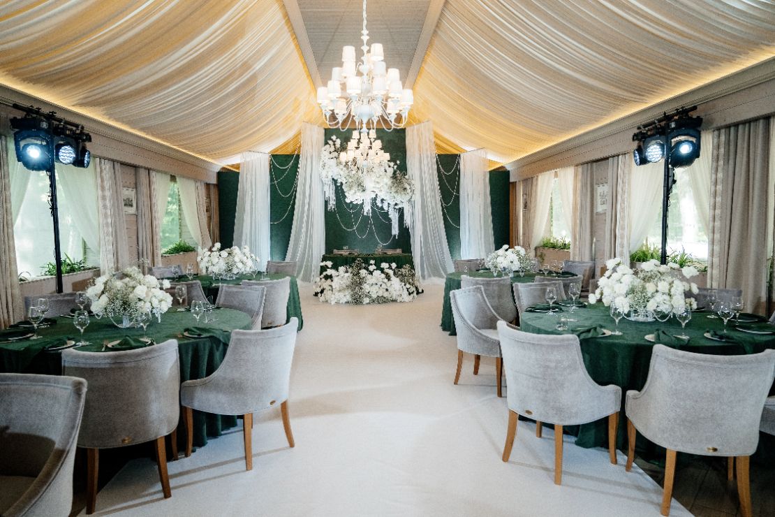 оформление президиума в зеленом цвете, зелено-белая свадьба, оформление свадьбы Белгород, свадебный декор Белгород, декоратор на свадьбу Белгород, оформление свадьбы в ресторане Веретено, свадебное оформление Белгород, свадебная флористика Белгород, оформление банкетного зала на свадьбу, оформление выездной регистрации Белгород, студия декора Белгород, КинАрт Белгород