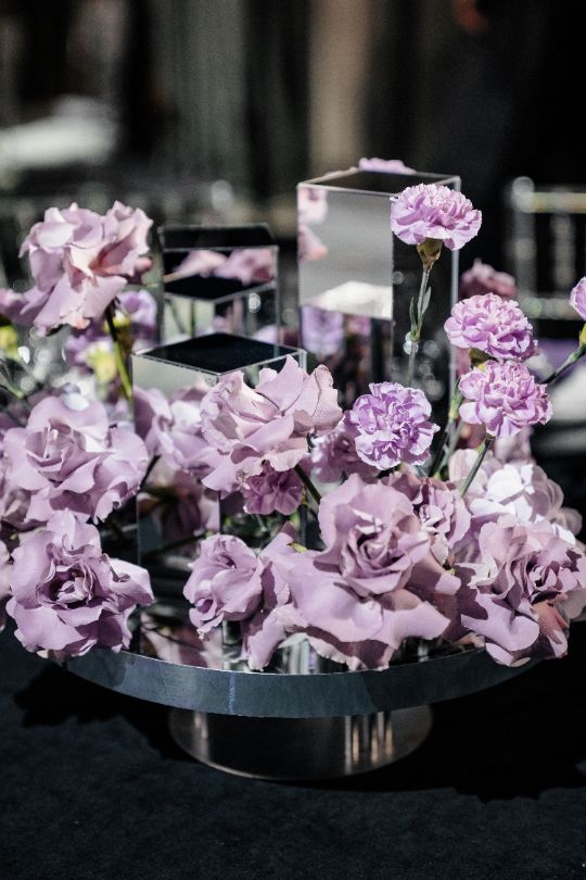 Композиция на гостевой стол на свадьбу, свадебные композиции в сиреневых оттенках, оформление банкетного зала свадьбы в сиреневой палитре, свадьба в Ривьере студия декора КинАрт Белгород