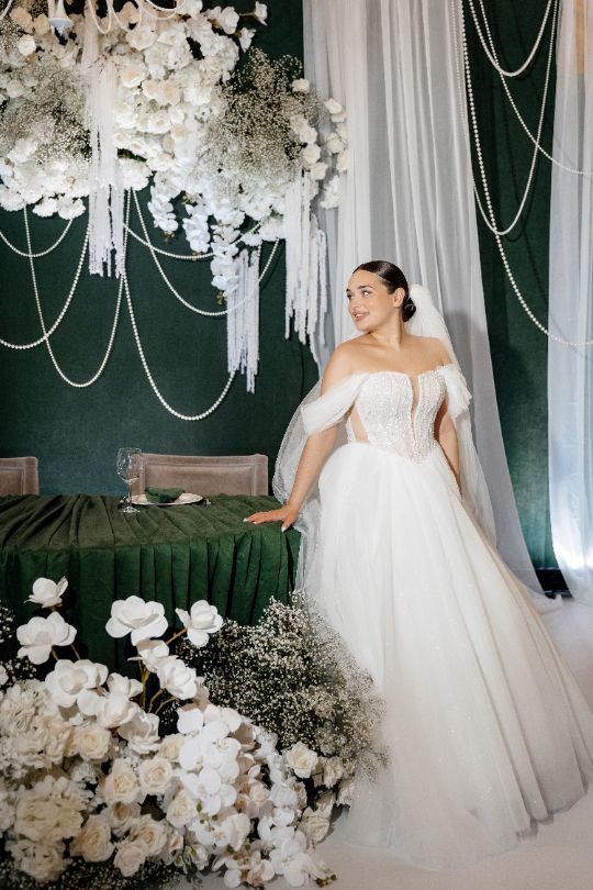 оформление президиума в зеленом цвете, зелено-белая свадьба, оформление свадьбы Белгород, свадебный декор Белгород, декоратор на свадьбу Белгород, оформление свадьбы в ресторане Веретено, свадебное оформление Белгород, свадебная флористика Белгород, оформление банкетного зала на свадьбу, оформление выездной регистрации Белгород, студия декора Белгород, КинАрт Белгород