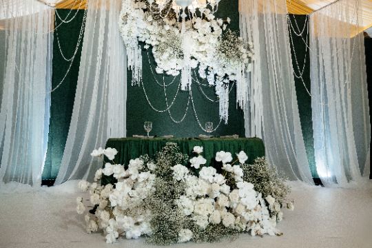 оформление президиума в зеленом цвете, зелено-белая свадьба, оформление свадьбы Белгород, свадебный декор Белгород, декоратор на свадьбу Белгород, оформление свадьбы в ресторане Веретено, свадебное оформление Белгород, свадебная флористика Белгород, оформление банкетного зала на свадьбу, оформление выездной регистрации Белгород, студия декора Белгород, КинАрт Белгород