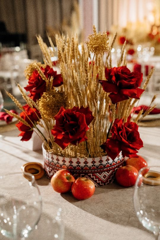 Композиция на стол в русском стиле, студия декора КинАрт, авторское оформление свадьбы, свадебное оформление в русском стиле с орнаментом и пшеницей, оформление свадьбы Белгород