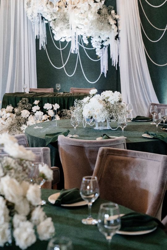 оформление президиума в зеленом цвете, зелено-белая свадьба, оформление свадьбы Белгород, свадебный декор Белгород, декоратор на свадьбу Белгород, оформление свадьбы в ресторане Веретено, свадебное оформление Белгород, свадебная флористика Белгород, оформление банкетного зала на свадьбу, оформление выездной регистрации Белгород, студия декора Белгород, КинАрт Белгород