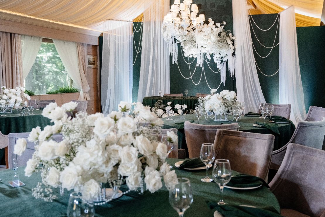 оформление президиума в зеленом цвете, зелено-белая свадьба, оформление свадьбы Белгород, свадебный декор Белгород, декоратор на свадьбу Белгород, оформление свадьбы в ресторане Веретено, свадебное оформление Белгород, свадебная флористика Белгород, оформление банкетного зала на свадьбу, оформление выездной регистрации Белгород, студия декора Белгород, КинАрт Белгород