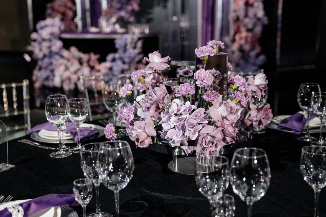 Оформление свадьбы, президиум молодожёнов в сиреневых и черных тонах, оформление свадьбы в Ривьере студия декора КинАрт Белгород