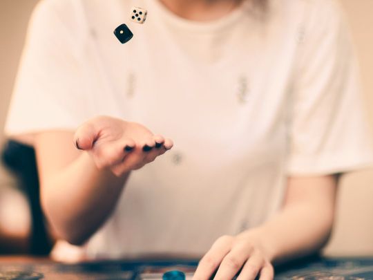 Это инструмент, с помощью которого каждый может лучше понять особенности своей личности, выявить скрытые мотивы, найти ответы на волнующие вопросы или разобраться с трудной жизненной ситуацией. Когда мы что-то хотим поменять в своей жизни, трансформационная игра может помочь ускорить эти изменения. Игра позволяет дистанцироваться от проблем. Воспринимая происходящее как своего рода кино, которое мы видим на экране, мы лучше ориентируемся в ситуации и обретаем способность более объективно оценивать себя и других. Во время игры мы лучше распознаем как собственные чувства и эмоции, так и чувства и эмоции других людей. Задействуя воображение в процессе игры, ты сможешь создать любой сценарий своей жизни и поэтапно двигаться к достижению своей цели.