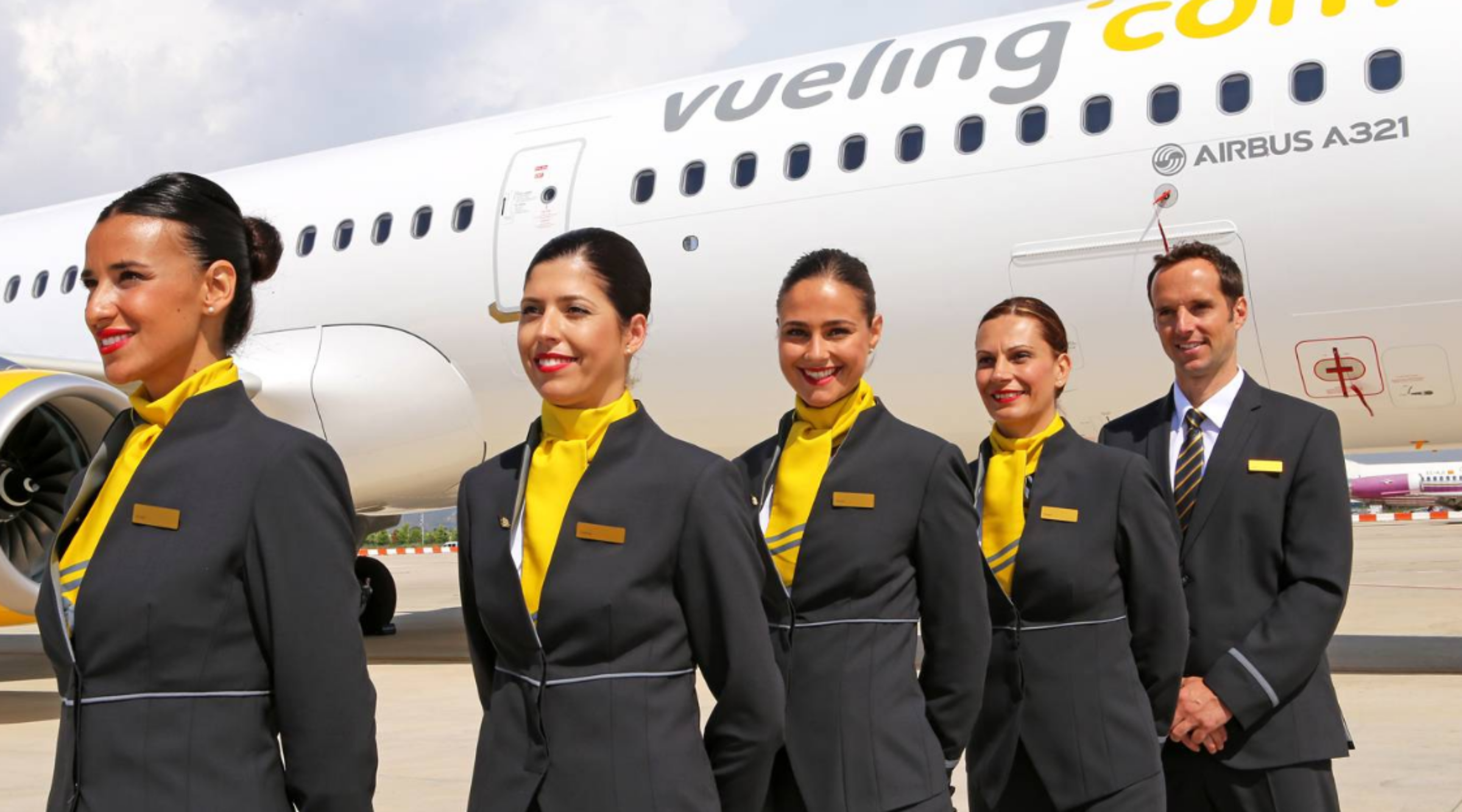 Официальные авиакомпании. Vueling Airlines авиакомпания. Форма стюардесса Vueling Airlines. Vueling Airlines (Испания). Vueling Airlines стюардессы.