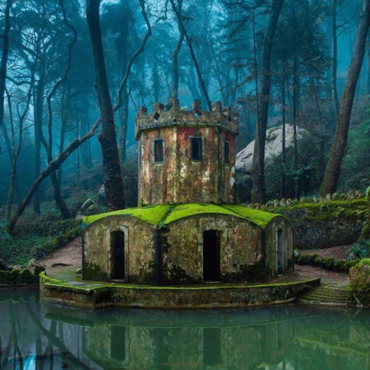 Загадочное рядом. Руины старого замка в Синтре, Португалия. Синтра заброшенные замки. Синтра Португалия лес. Заброшенный замок в Синтре.