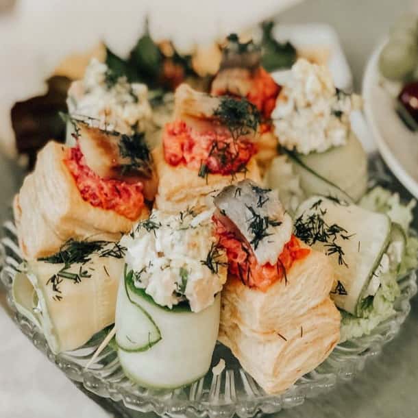 Мобильный фуршет. Кейтеринг Под Ключ. Выездное обслуживание мероприятий любого формата на природе, на базе отдыха. Доставка фуршетных закусок в офис, на работу, домой.