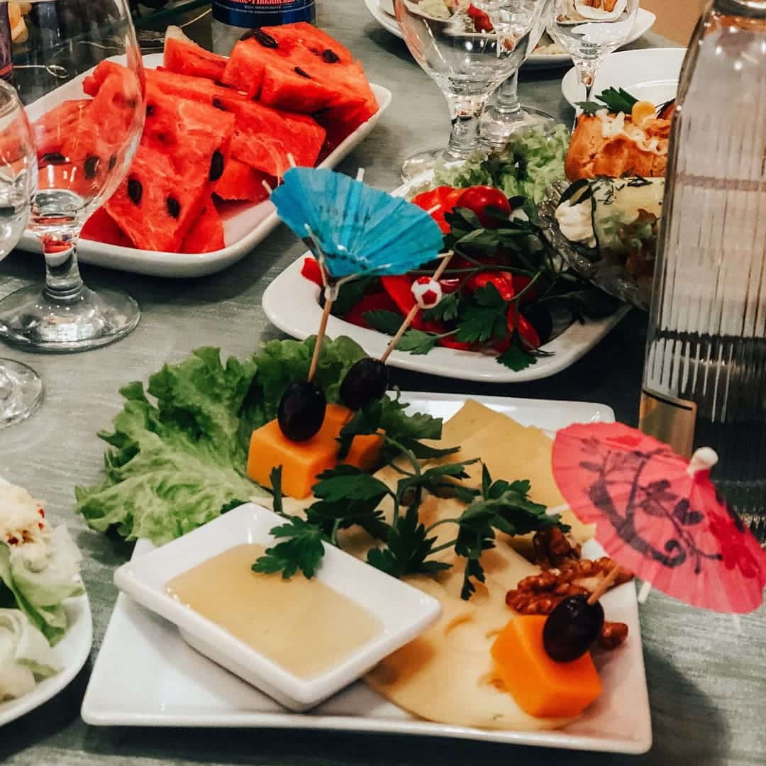 Индивидуальное банкетное меню на корпоратив. Великое множество вариантов закусок, салатов, горячих блюд.