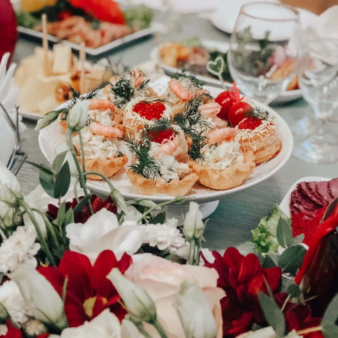 Банкетный зал для свадьбы. Наша команда позаботится о каждой детали. Поэтому всё, что Вам нужно будет сделать - это взять вилку, поднять бокал и наслаждаться.