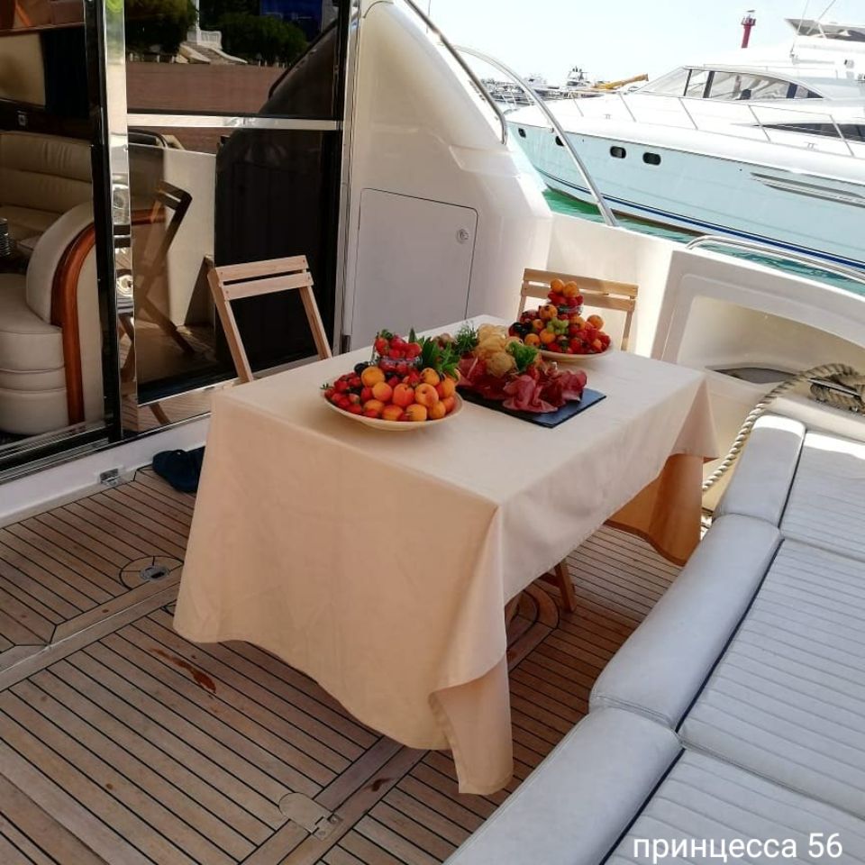 организация праздников на яхтеПРИНЦЕССА 56
