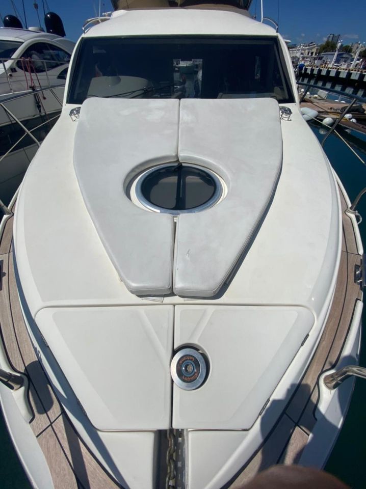 нос у яхты легенда сочи