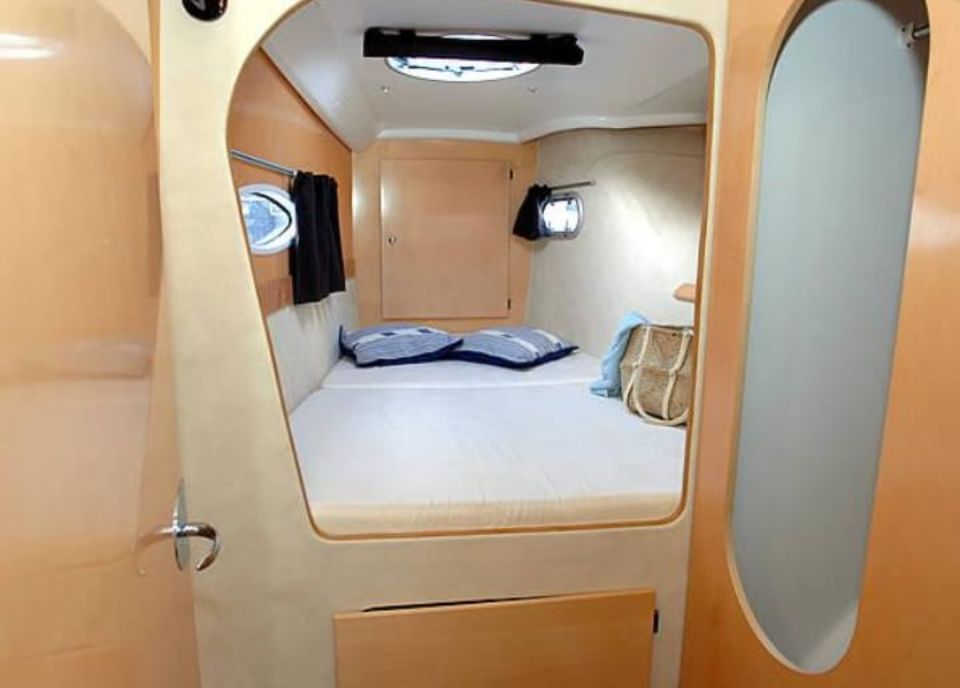 кают компания катамаранаАПРЕЛЬ