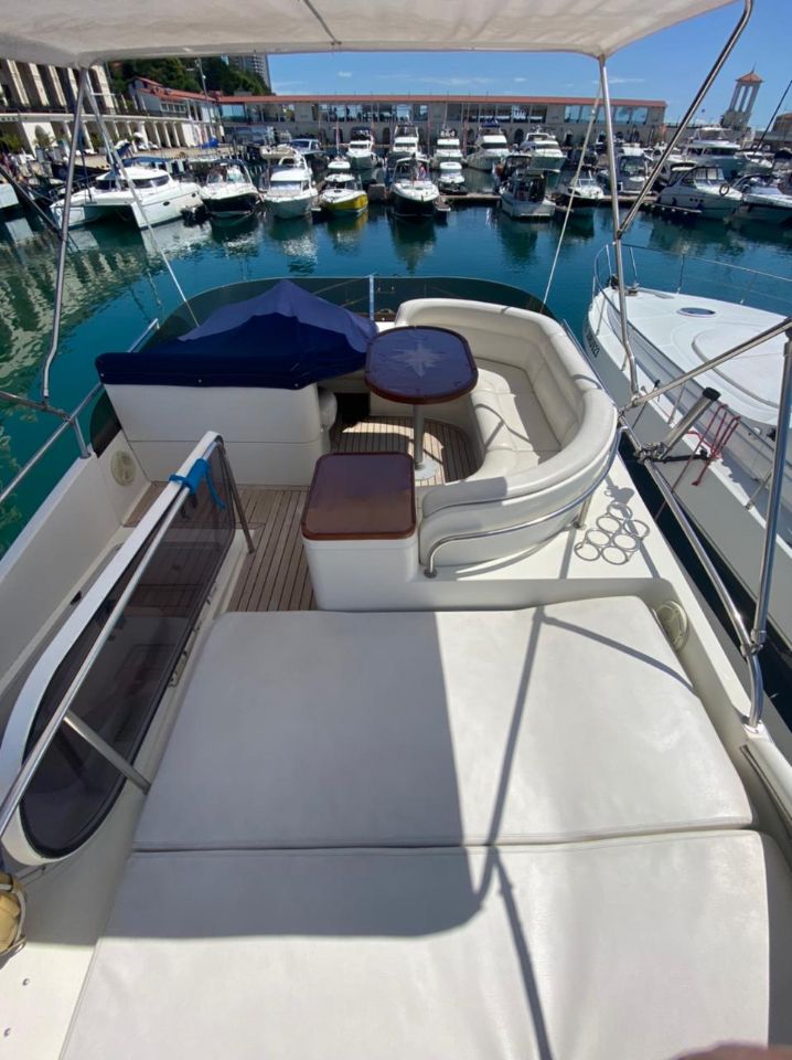 просторный флайбридж для аренды яхты в сочи