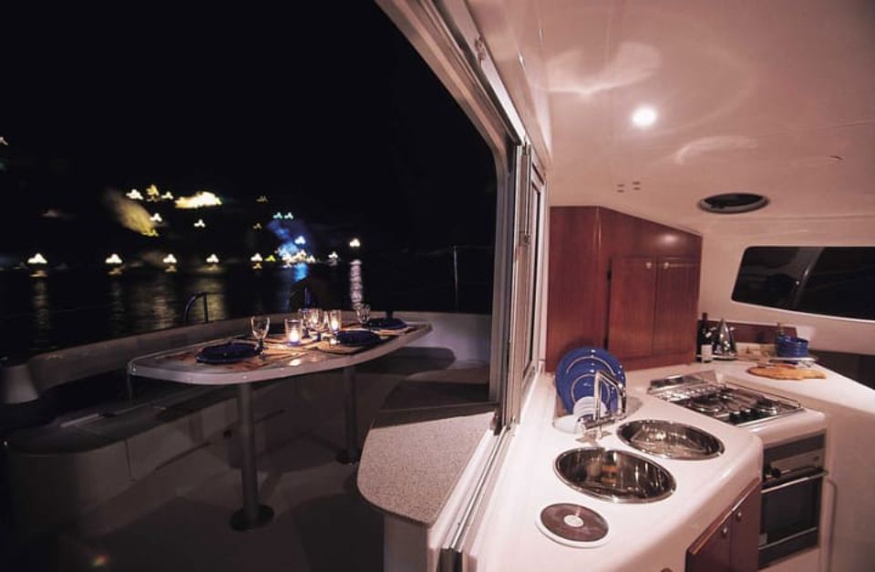 вечерний отдых в море сочи