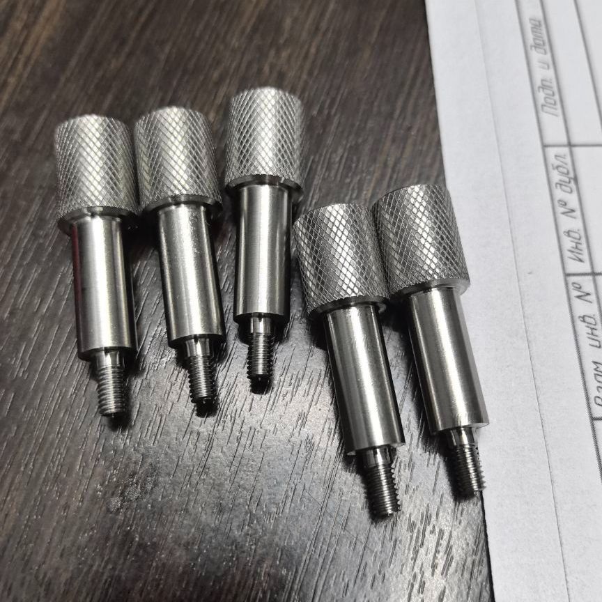 Ручка с накаткой. Изготовлено на токарном станке с ЧПУ. Материал нержавеющая сталь.