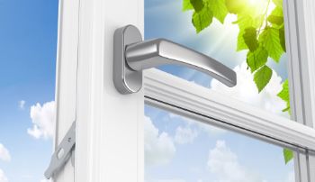 надежная фурнитура пластиковых окон