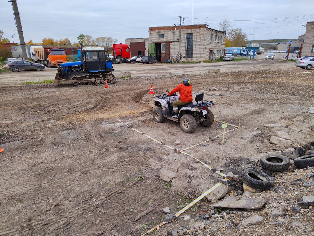 Квадроцикл, заезд в бокс