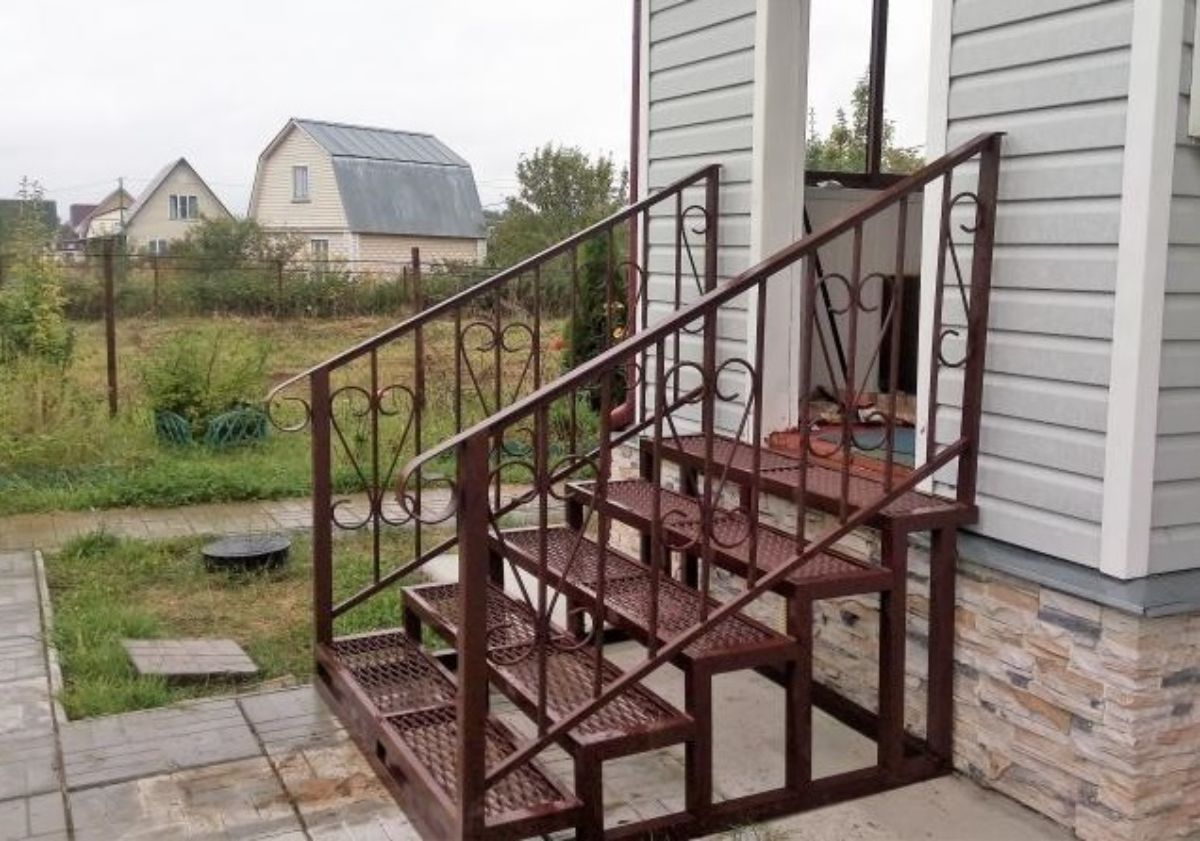 Лестница для веранды из металла фото