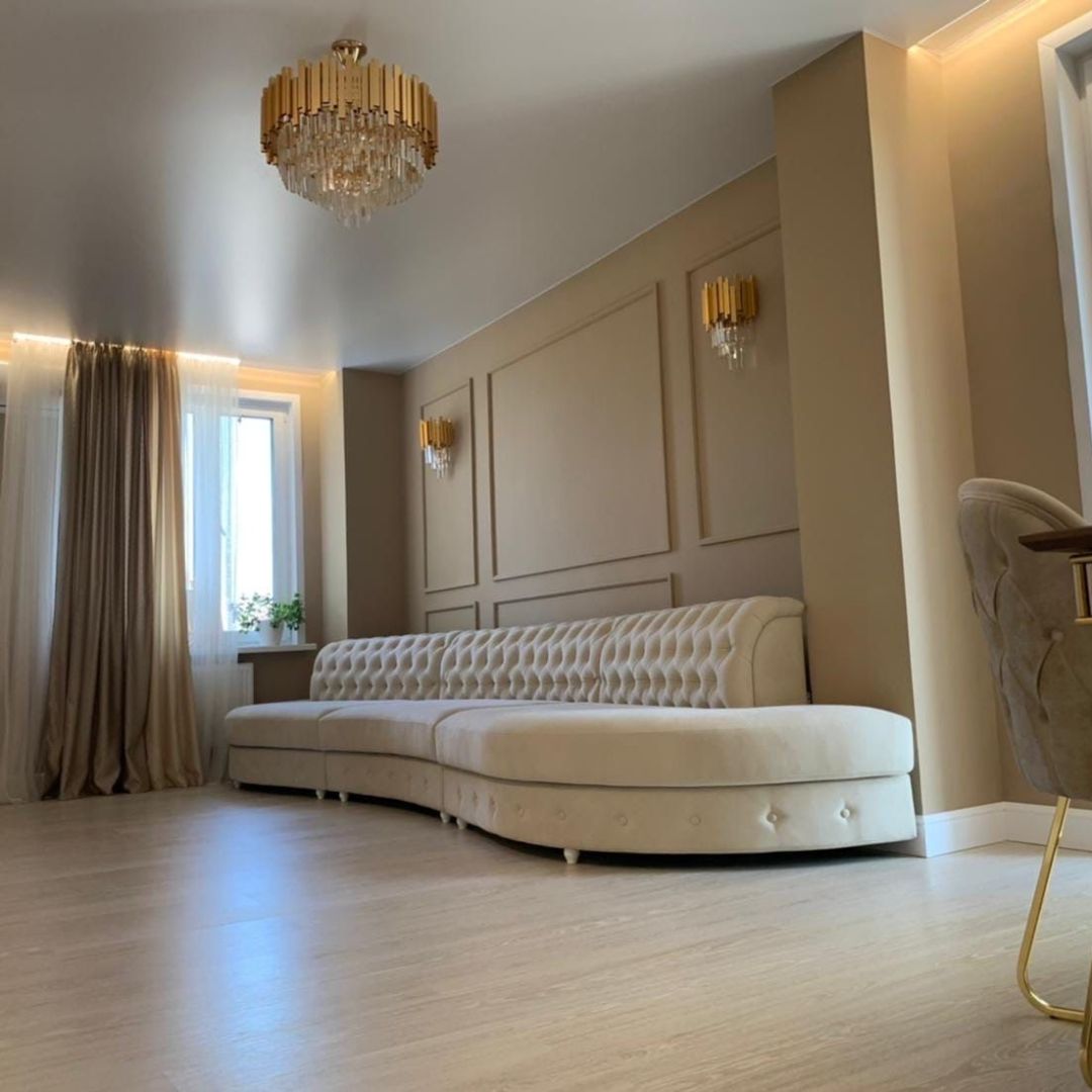 зеленый изогнутый диван