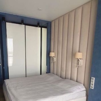 кровать с гиганстским мягким изголовьем