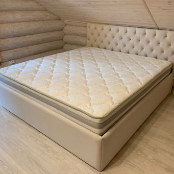 кровать с мягкой обивкой