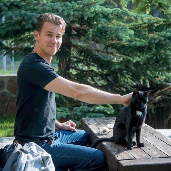 По утрам Кот сообщает Максиму секретные сведения, Максим его благодарит)