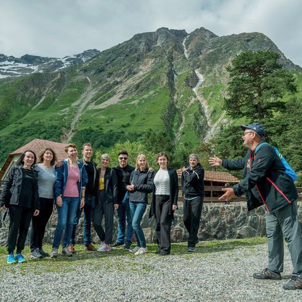 Александр Прокофьев инструктирует группу по тайнам дружелюбного позирования)