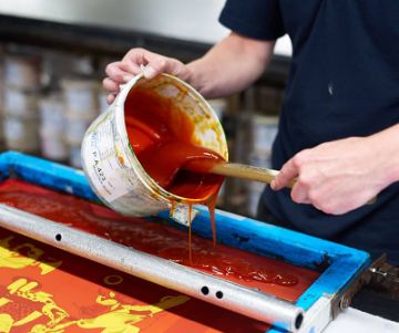 Брендирование корпоративного мерча методом шелкографии