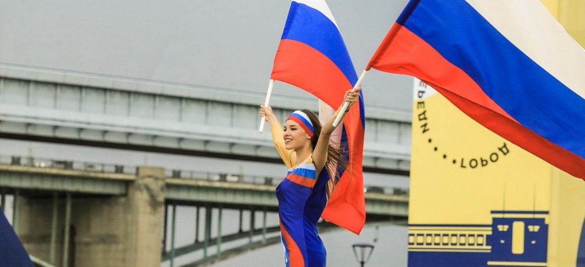 Покрасил волосы в российский флаг
