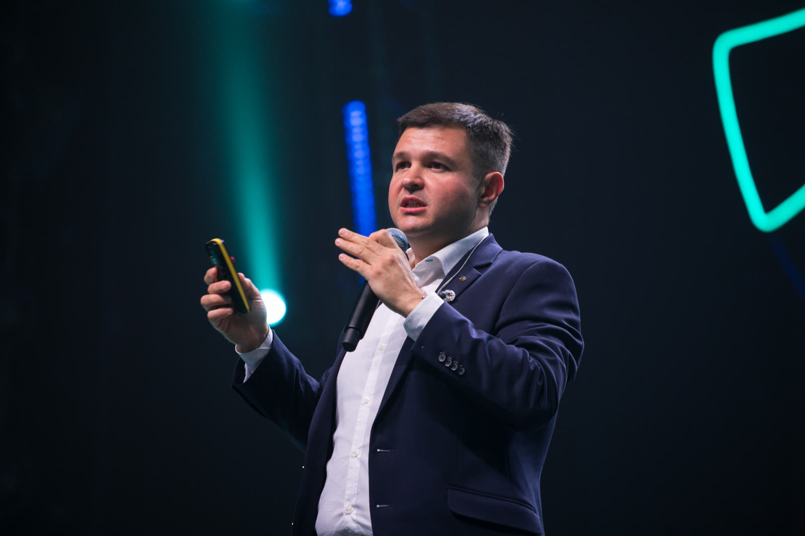 Егор Богданов с микрофоном на сцене