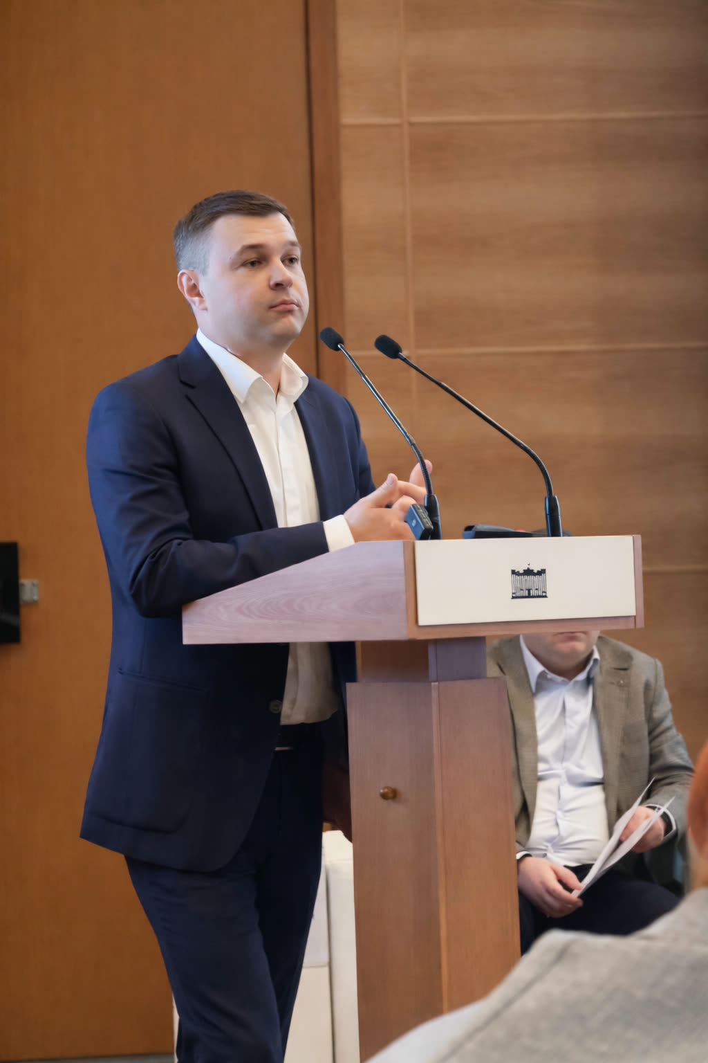 Егор Богданов выступает за трибуной