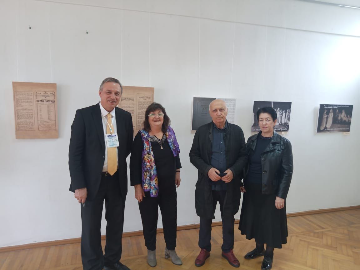 владимир соскиев с посетителями выставки