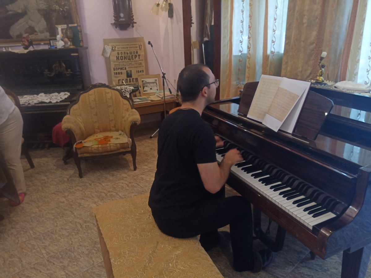 Дирижер Хетаг Тедеев анализирует партитуру "НАРТЫ БАТРАДЗ"