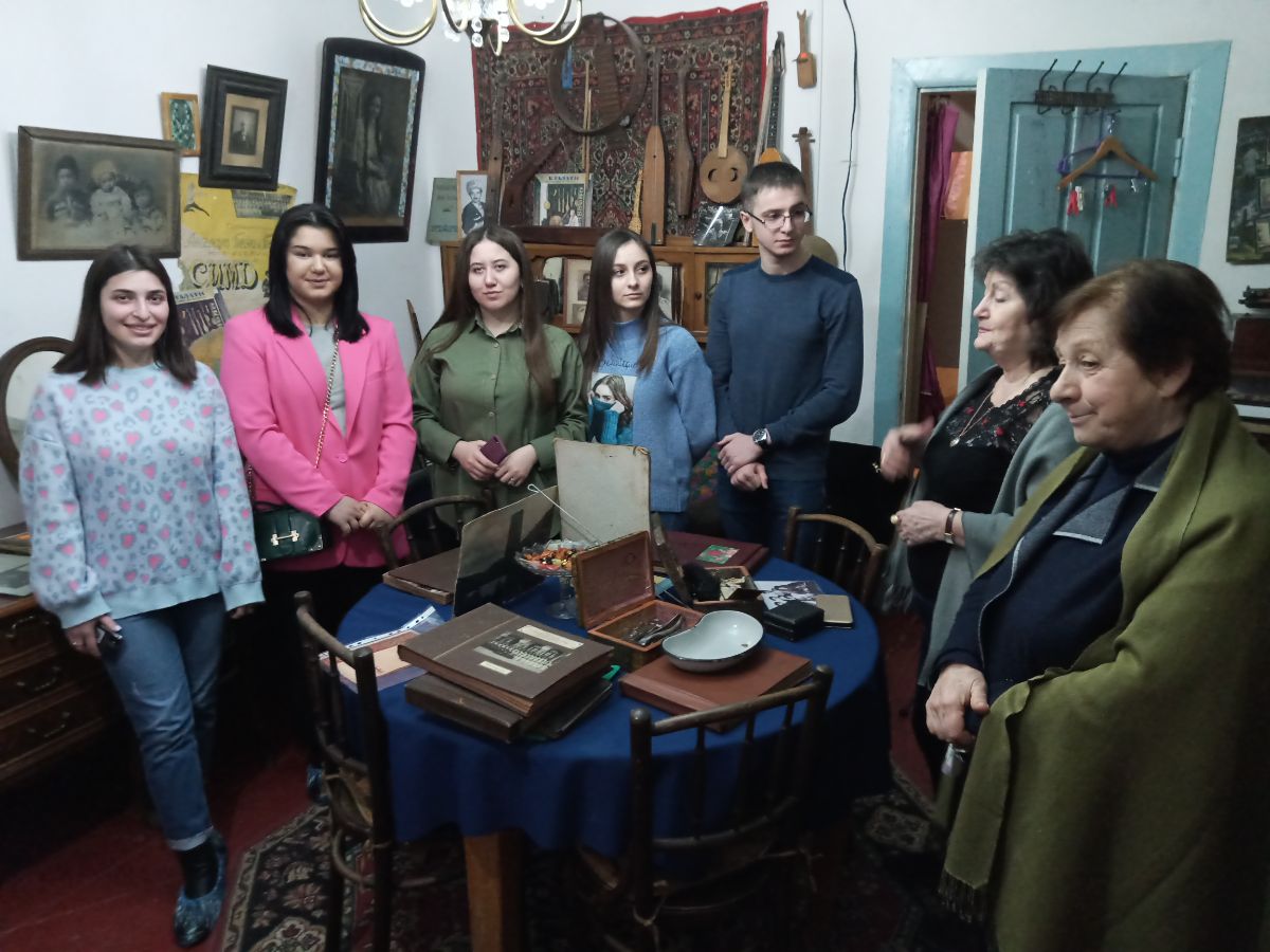 Знакомство студентов  в  доме-музее Бориса Галаева, с Первой осетинской музыкальной драмой "Нарты Батрадз"