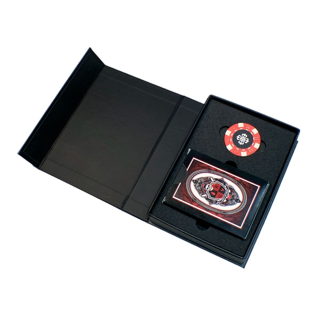 Колода карт с покерной фишкой в vip box