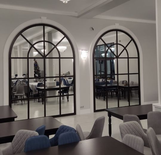 зеркало в кафе, зеркало в ресторан, зеркало в приемную  необычно черное в передовой кабинет