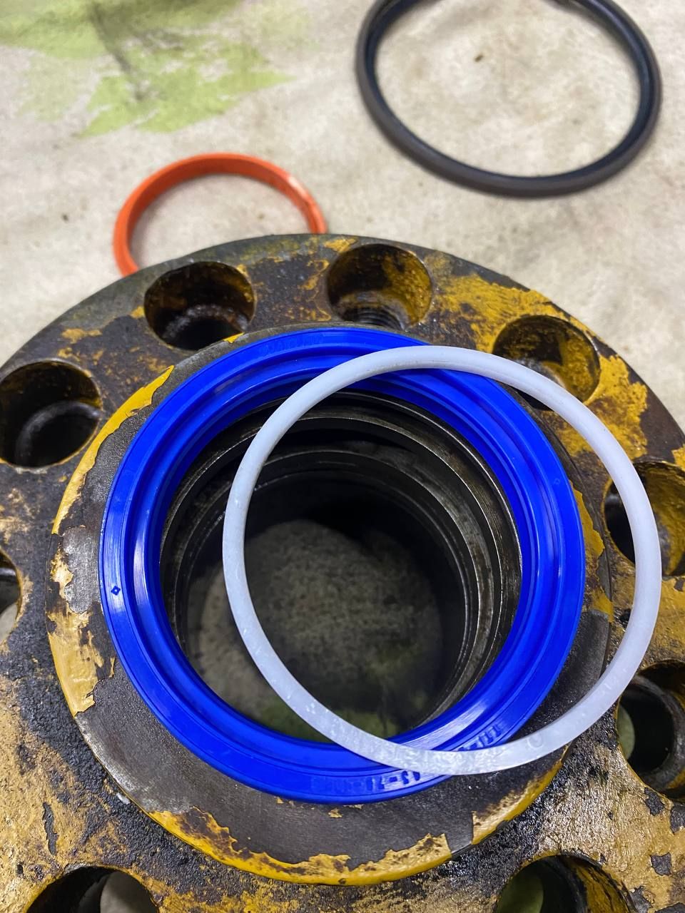 Монтаж уплотнений на детали цилиндров нашими специалистами