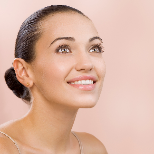 Женщина с подтянутым и упругим лицом после процедуры биоармирования, выглядящая моложе своих лет.