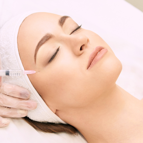 Врач проводит процедуру мезотерапии, вводя полезные вещества в кожу, для ее омоложения и улучшения состояния.