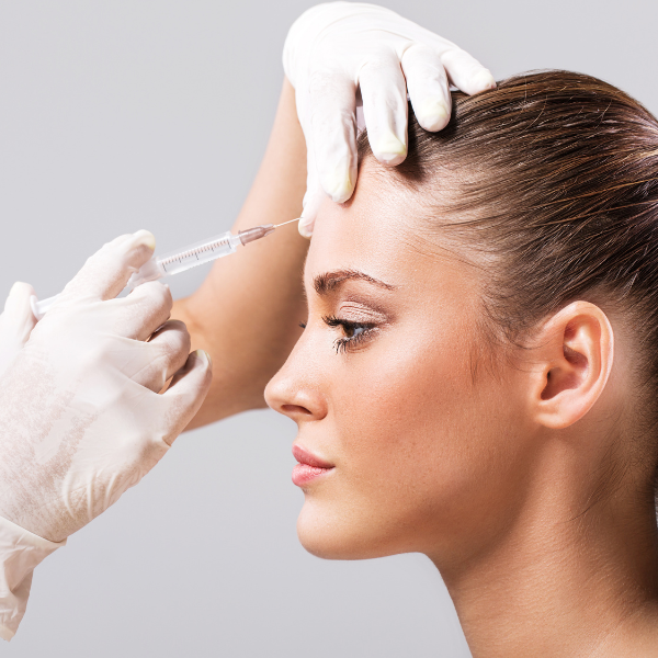 Женщина с гладкой и молодой кожей после процедуры ботулинотерапии, которая сглаживает морщины и придает свежий вид.