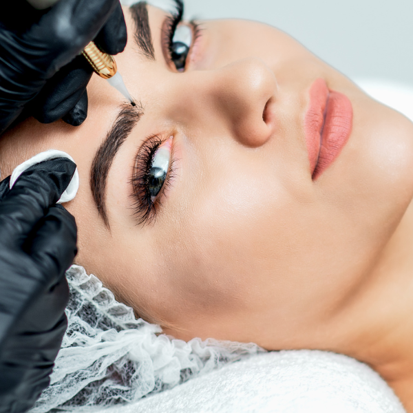 Идеально оформленные брови после процедуры татуажа, придающие выразительность женскому лицу.