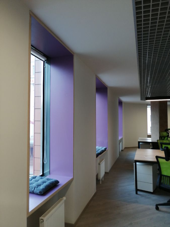 Обрамление оконных откосов березовой фанерой с покрытием